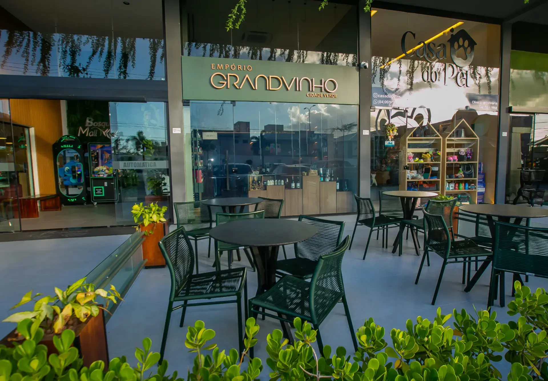 Fachada do Empório Grand Vinho no Bosque Mall, Cidade Verde